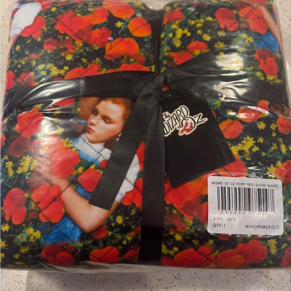 THE WIZARD OF OZ OFFICIAL DOROTHY IN POPPY FIELD QUILTED BLANKET (Cotton) NWT